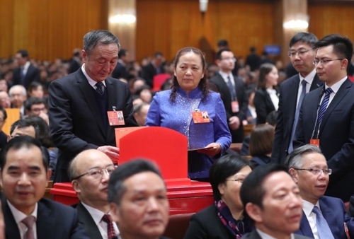 （9）十三届全国人大一次会议举行第六次全体会议