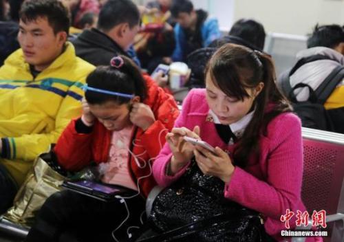 资料图。2016年3月4日，女性就业创业专场招聘会在福州市人才交流大厅举行。张斌 摄