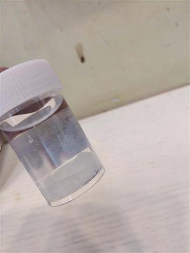 记者购买的一款水晶泥产品中，有明显沉淀，店主表示为未溶解硼砂。实习生 卢功靖 摄