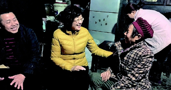 致公党中央副主席吕彩霞在酉阳县车田乡车田村贫困家庭调研。