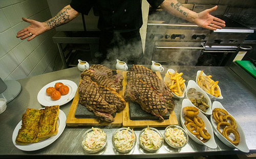 英餐厅设11.3斤牛排挑战4人1小时内吃完可免单