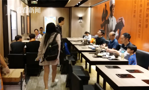 夫妻用餐厅杯子替儿接尿 被怒斥后还凶狠回击