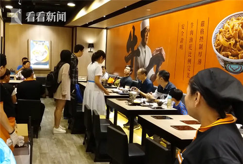 夫妻用餐厅杯子替儿接尿 被怒斥后还凶狠回击