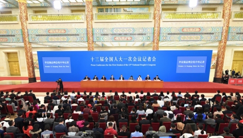 （4）李克强总理会见采访两会的中外记者并回答提问