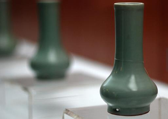 南宋，龙泉窑，粉青釉鼓腹瓶 