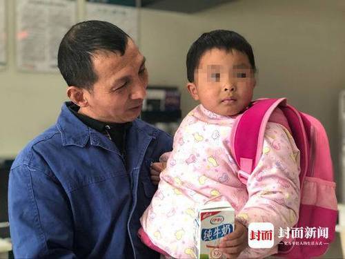 爷爷送孙女上学2人坠河 女童溺水5分钟被电工救活