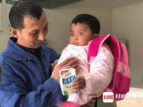 爷爷送孙女上学2人坠河 女童溺水5分钟被电工救活