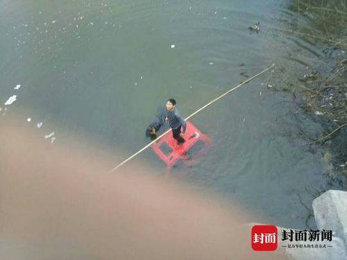 爷爷送孙女上学2人坠河 女童溺水5分钟被电工救活