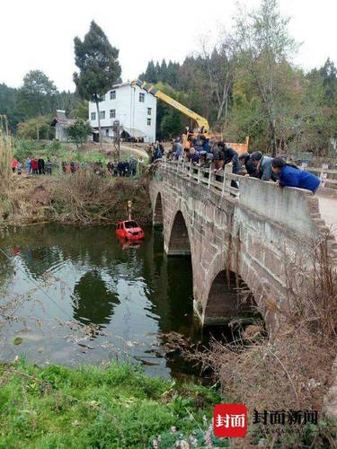爷爷送孙女上学2人坠河 女童溺水5分钟被电工救活