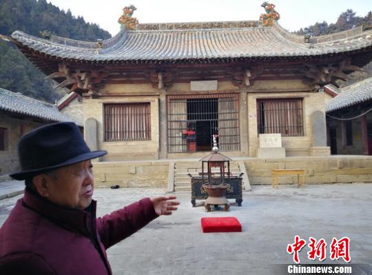 常四龙向记者介绍高平开化寺。高平开化寺是中国现存面积最大最精美的一处宋代寺观壁画，计88.2平方米，反映了宋代社会政治、文化、战争、科技、刑法、官吏等各个方面的状况，其艺术手法之高，观之令人叹服。 资料图 杨杰英 摄