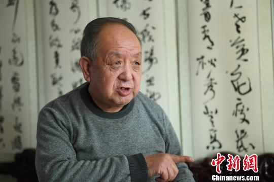 常四龙接受记者采访。　武俊杰 摄