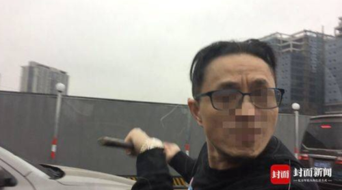 路怒症男子手持钢棍“教育”超车司机:不懂规矩