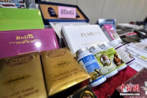 资料图：广东省公安厅内展示的涉案虚假保健品。中新社记者 陈骥旻 摄