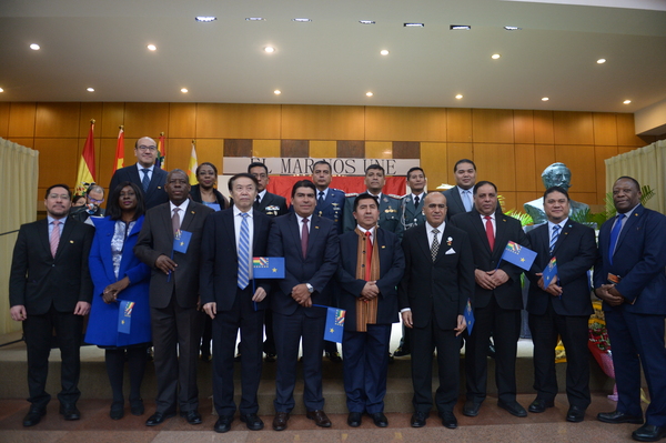 图为出席活动的嘉宾合影留念