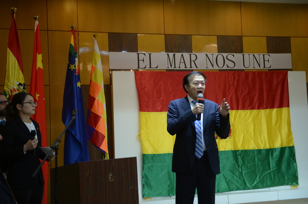 图为造型艺术家袁熙坤致辞