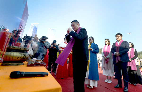 开採节前传统的祭拜方式，一直流传至今