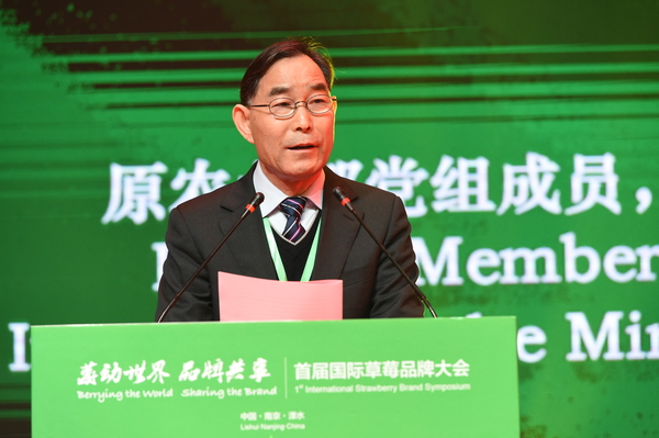 十二届全国政协委员、原农业部党组成员、中国优质农产品开发服务协会会长朱保成发言