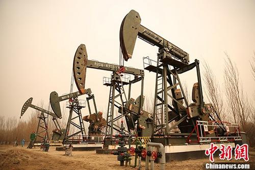 资料图：3月26日，黑龙江省大庆油田采油一厂抽油机工作中。
<a target='_blank' href='http://www.chinanews.com/'>中新社</a>记者 许书晨 摄