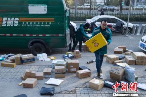 资料图：山西太原，物流工作人员正在搬运快递?！≌旁?摄