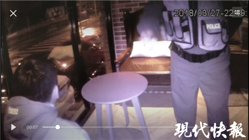 熊孩子因游戏偷买手机谎称捡的 警察上门戏演砸