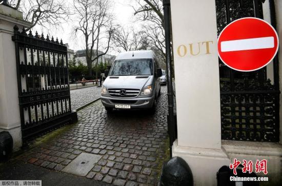 当地时间3月20日，英国伦敦，遭英国驱逐的俄罗斯外交官偕家人准备离开俄罗斯驻英大使馆，将返回俄罗斯。因俄罗斯前间谍斯克里帕尔中毒事件，英国首相此前下令驱逐23名俄罗斯外交官。