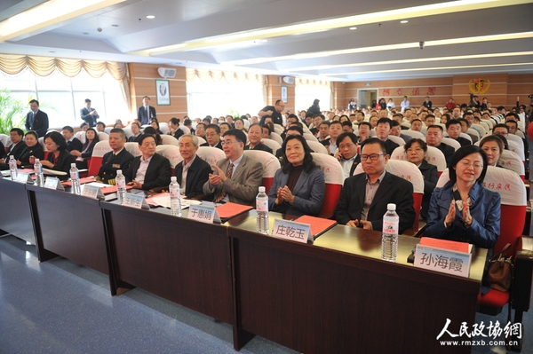 青岛大学附属医院智能医疗中心、互联网医联体揭牌仪式现场