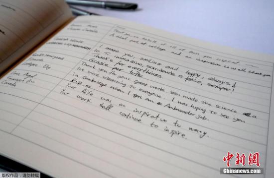 剑桥师生还排队在冈维尔与凯斯学院小教堂吊唁簿上签字。