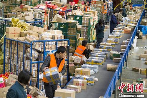 11月13日，山西太原，邮政工作人员分拣快递。随着“双十一”网购狂欢节落幕，中国物流快递业也迎来井喷高峰。据中国国家邮政局预计，中国将迎超15亿件快递，中国快递业迎接年度“大考”。<a target='_blank' href='http://www.chinanews.com/'>中新社</a>记者 张云 摄