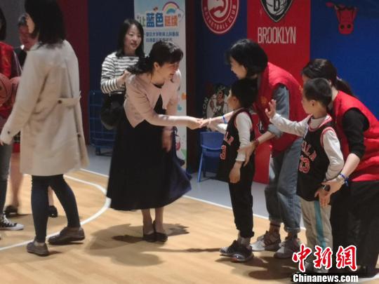 一支低年龄自闭症患儿组成的篮球队正式成立?！〕戮?摄