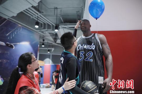 经过训练，篮球运动悄然改变着“星星的孩子”。　芊烨 摄