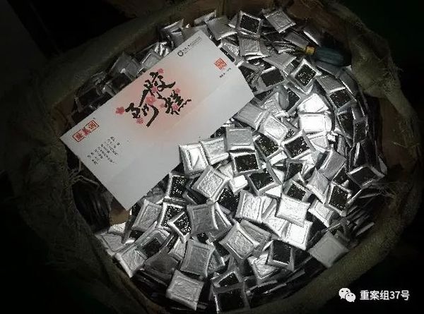 ▲3月5日，东阿祥云堂公司生产车间的纸箱里等待包装的“阿胶糕”。该公司负责人介绍，这些阿胶糕是用牛皮胶添加明胶熬制。&nbsp;&nbsp;&nbsp; 新京报记者 大路 摄