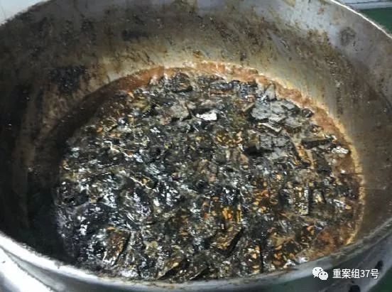 ▲3月5日，东阿祥云堂公司熬胶车间的锅里，制作“阿胶糕”剩下的边角料被熬化重新生产。&nbsp;&nbsp;&nbsp; 新京报记者 大路 摄