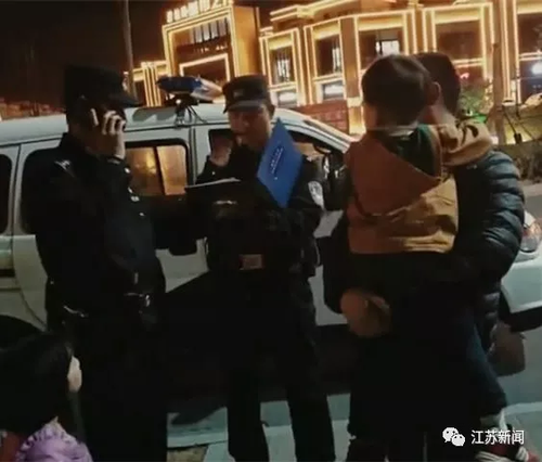 咋回事?走失男童见警察大哭半小时 大喊不要不要