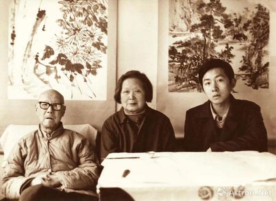 张伯驹、潘素夫妇及外孙楼开肇合影