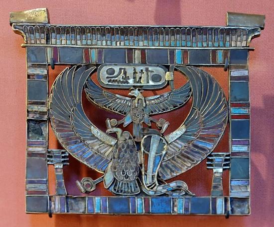 法老拉美西斯二世的胸饰 　　古埃及第十九王朝，约公元前13世纪 　　现藏于巴黎卢浮宫