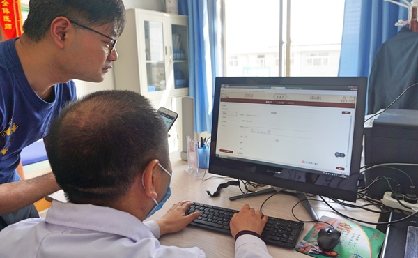 石嘴山市星海镇中心卫生院全科医生杨小利正在熟练操作中医AI辅助诊断系统悬壶台