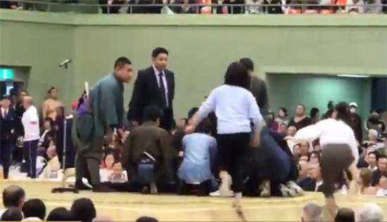 市长晕倒却不许女护士上台抢救 比赛歧视女性遭批