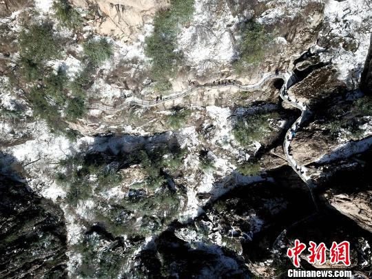 航拍雪后老君山群峰俊秀 王中举 摄