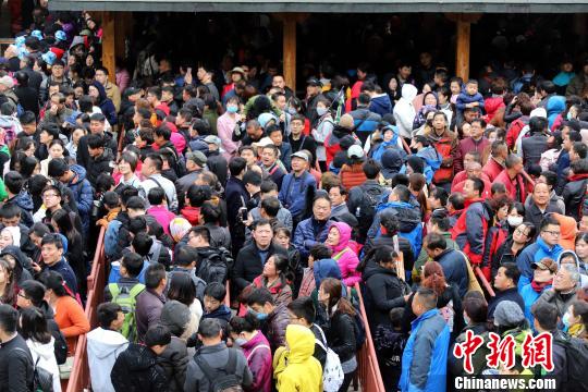 前来观雪、赏花、争睹山岳经典峰林仙境的游客“井喷” 王中举 摄