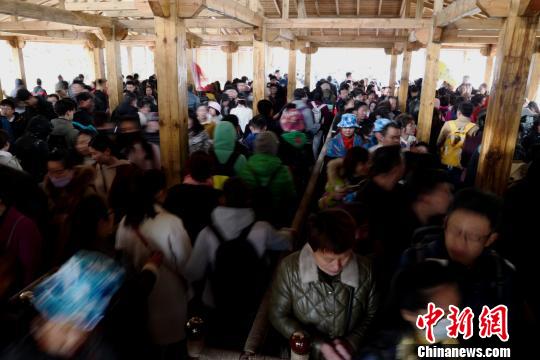 游客扎堆前来赏美景 王中举 摄