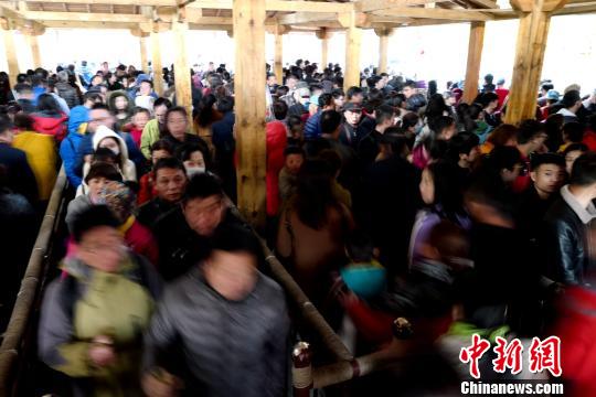 游客挤爆老君山 王中举 摄