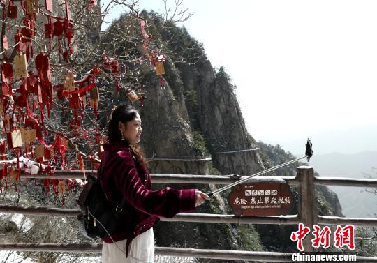 一名游客避开拥挤的人群自拍 王中举 摄