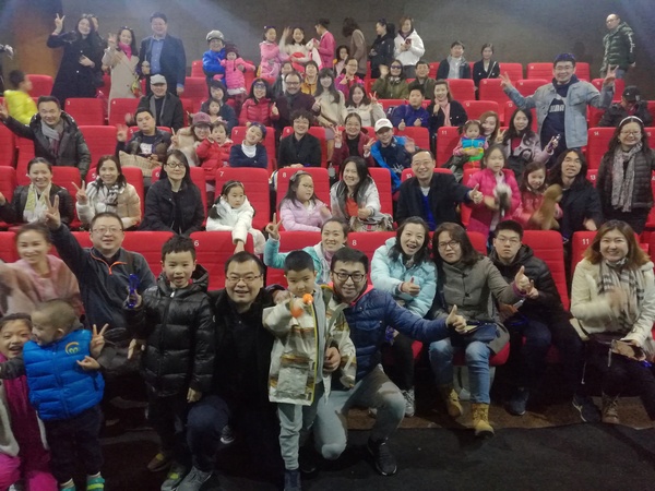 图为观众纷纷走进影院，见证这部倾心力作的首映