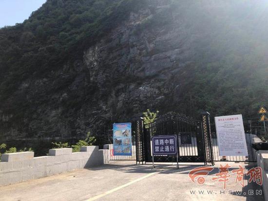 108国道周至段塌方路断了半年未修 百姓出行靠爬山