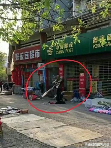 男子被告知已过存款时间 掏出铁锤砸碎银行玻璃门