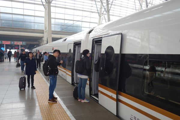 乘客陆续登上G19次“复兴号”高铁