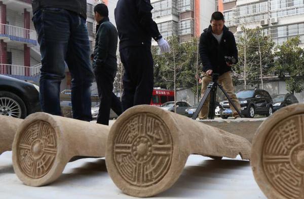 陕西西安秦汉栎阳城遗址印有“长生无极”字样的宫殿瓦当。