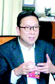 当记者向全国政协委员、全国政协人口资源环境委员会副主任、港区省级政协委员联谊会会长施荣怀发出“与改革开放同行”栏目采访邀请后，他爽快地应允了。见面时，他表示，之所以对这个话题感兴趣，是因为“对改革开放感受特别深”。