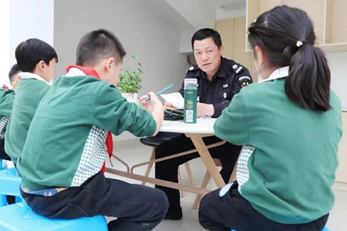 这所小学书法课是保安教的 请假条曾惊艳老师家长