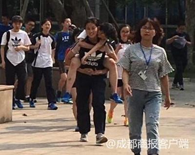 同学中考体考摔倒跑道两女生停下扶起 校方回应